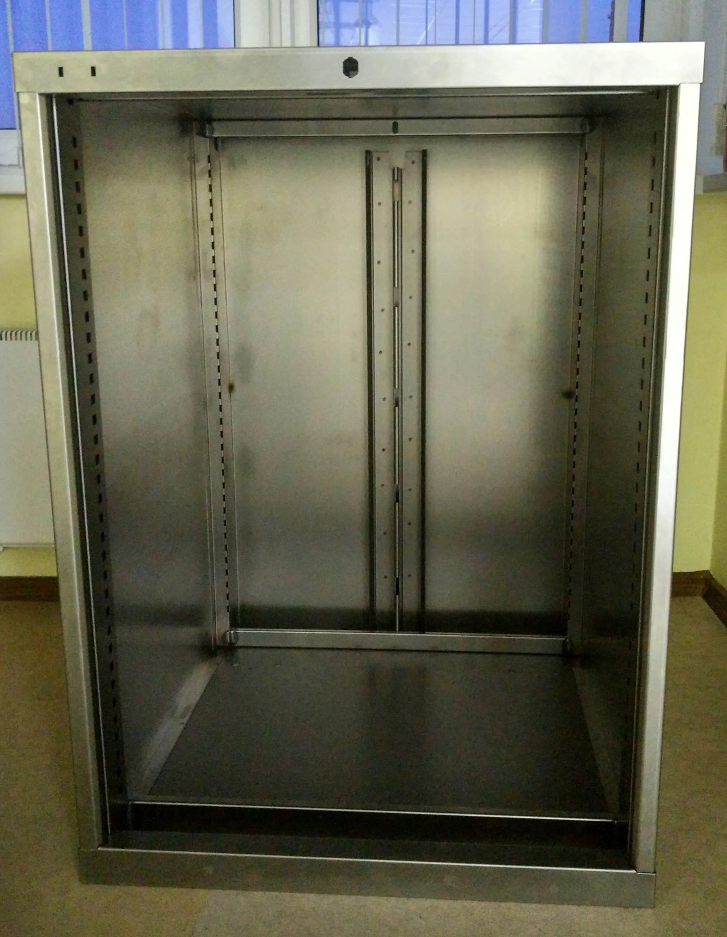 Сварной корпус тумбы. Это до 130 точек сварки и до 250 мм сварного шва