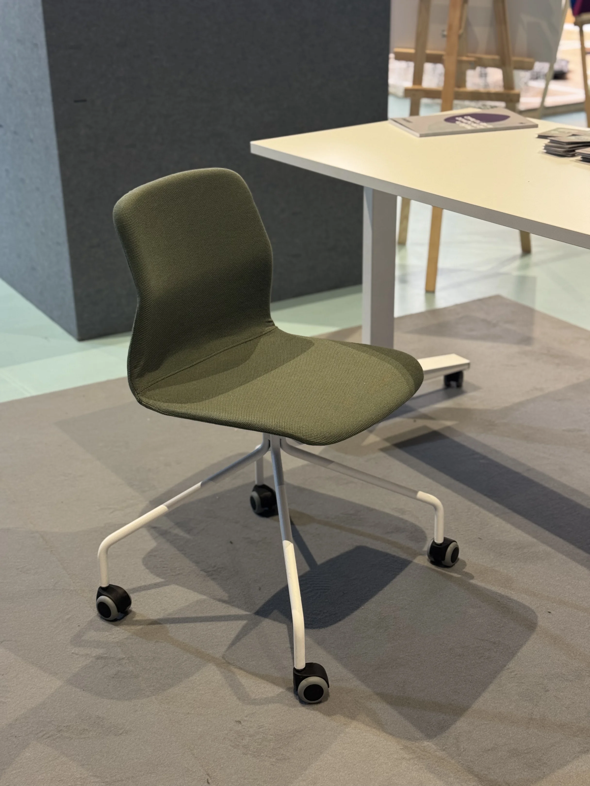 <p>Идеально впишутся в офисы, учебные и общественные учреждения, рестораны, кухню, столовую или кабинет.<br /><br />Крепкая основа из стальной трубы и высокопрочный хромированный пластик сиденья гарантируют долгий срок службы.<br /><br />К базовым моделям стульев можно добавить подлокотники, дополнить тканевыми вставками, подобрать дизайнерскую обивку.</p>
<p> </p>