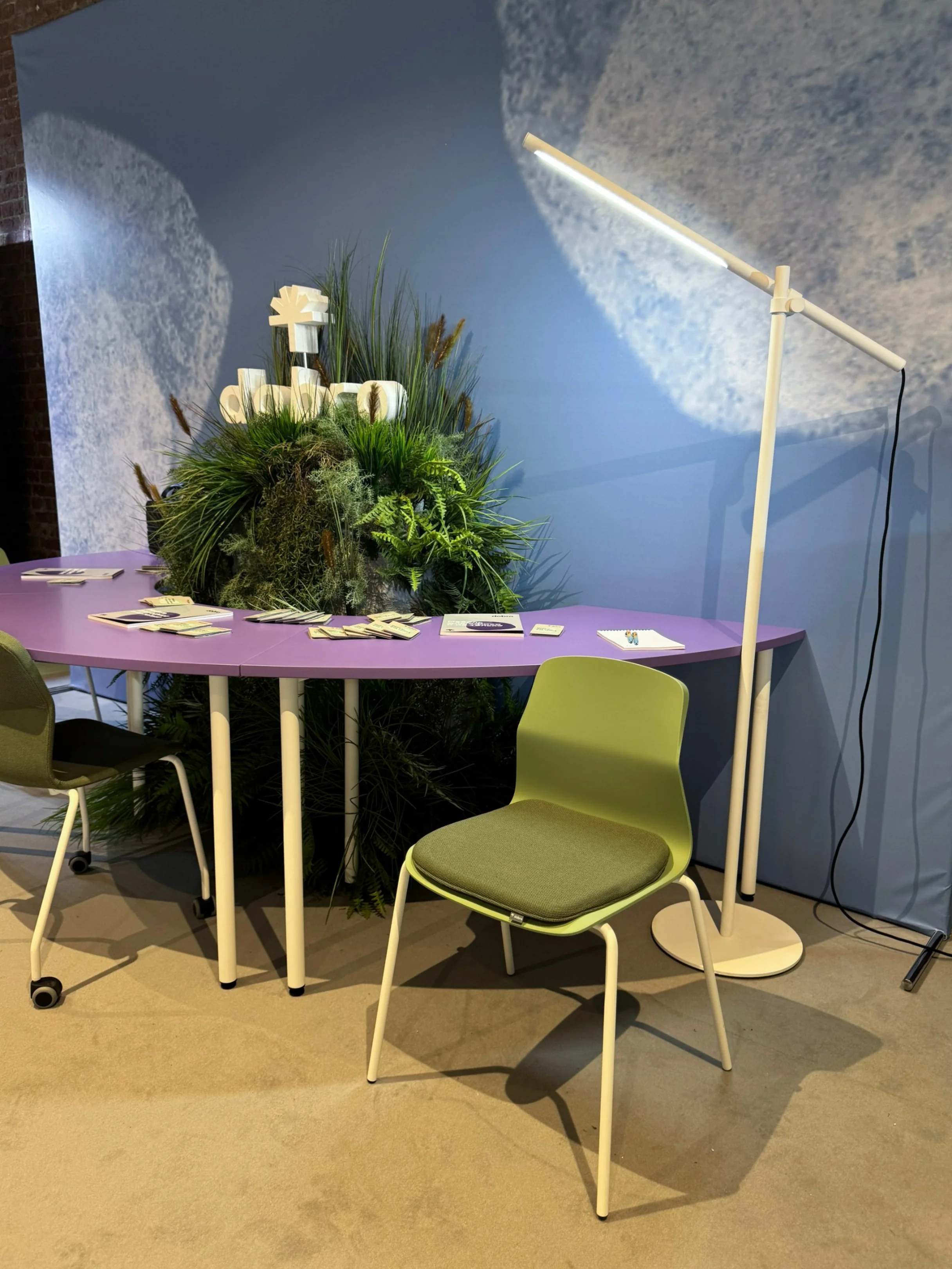 <p>Идеальны для кафе и коворкинга, учебного класса и конференц-зала.<br /><br />К круглым или квадратным опорам на разных основаниях можно добавить круглую, квадратную, овальную столешницу .<br /><br />Столешницы изготовлены из ДСП, основа — металлический каркас. Ножки надежно крепятся через специальную пластину.<br /><br /></p>