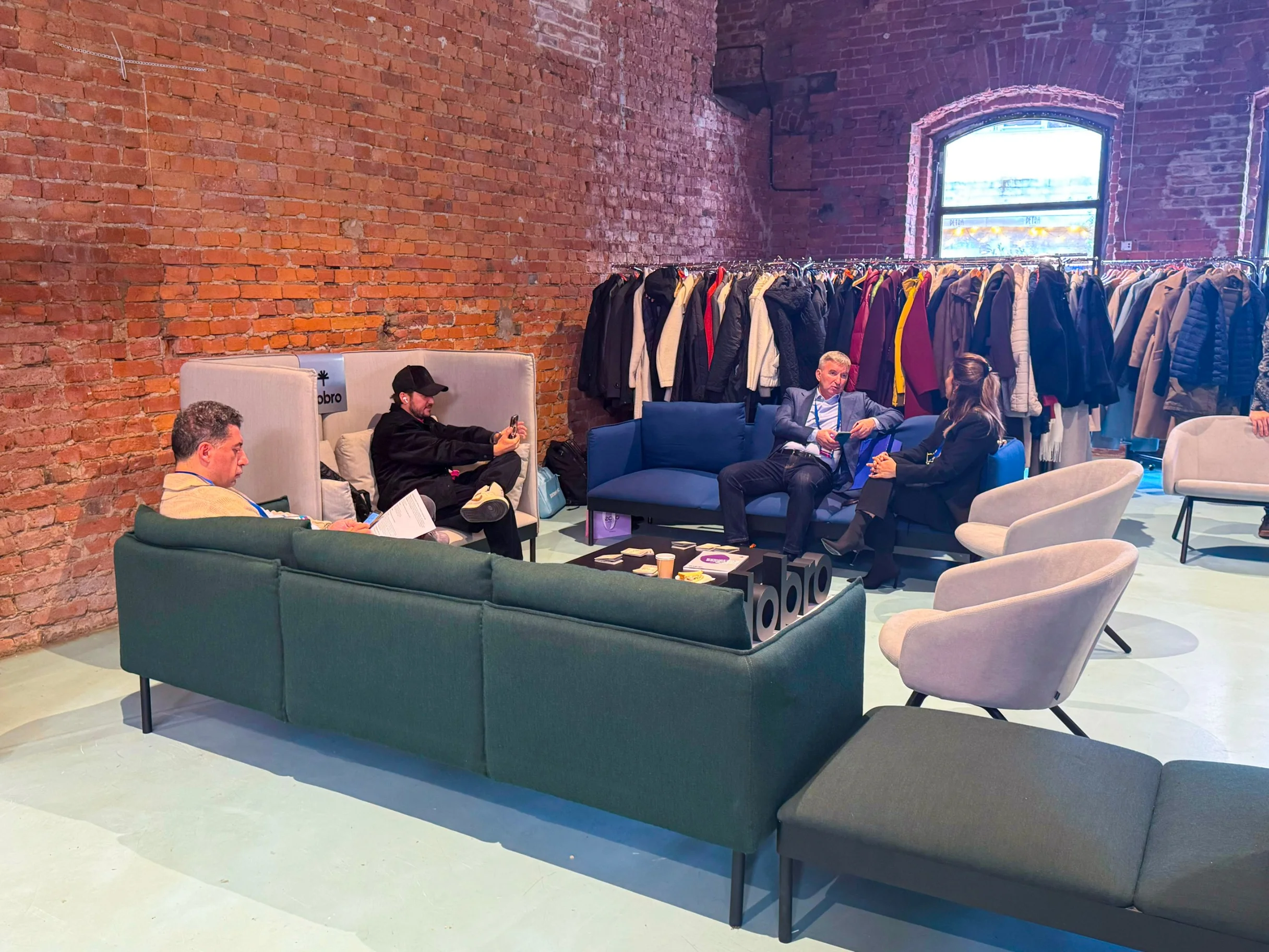 <p>Мягкая мебель для офиса и дома, для общения и отдыха.<br /><br />Система собирается как конструктор и может меняться под ваши задачи.<br /><br />Можно выбрать диваны с низкими или высокими спинками, с боковыми стенками или без, дополнить скамейками и столиками.</p>