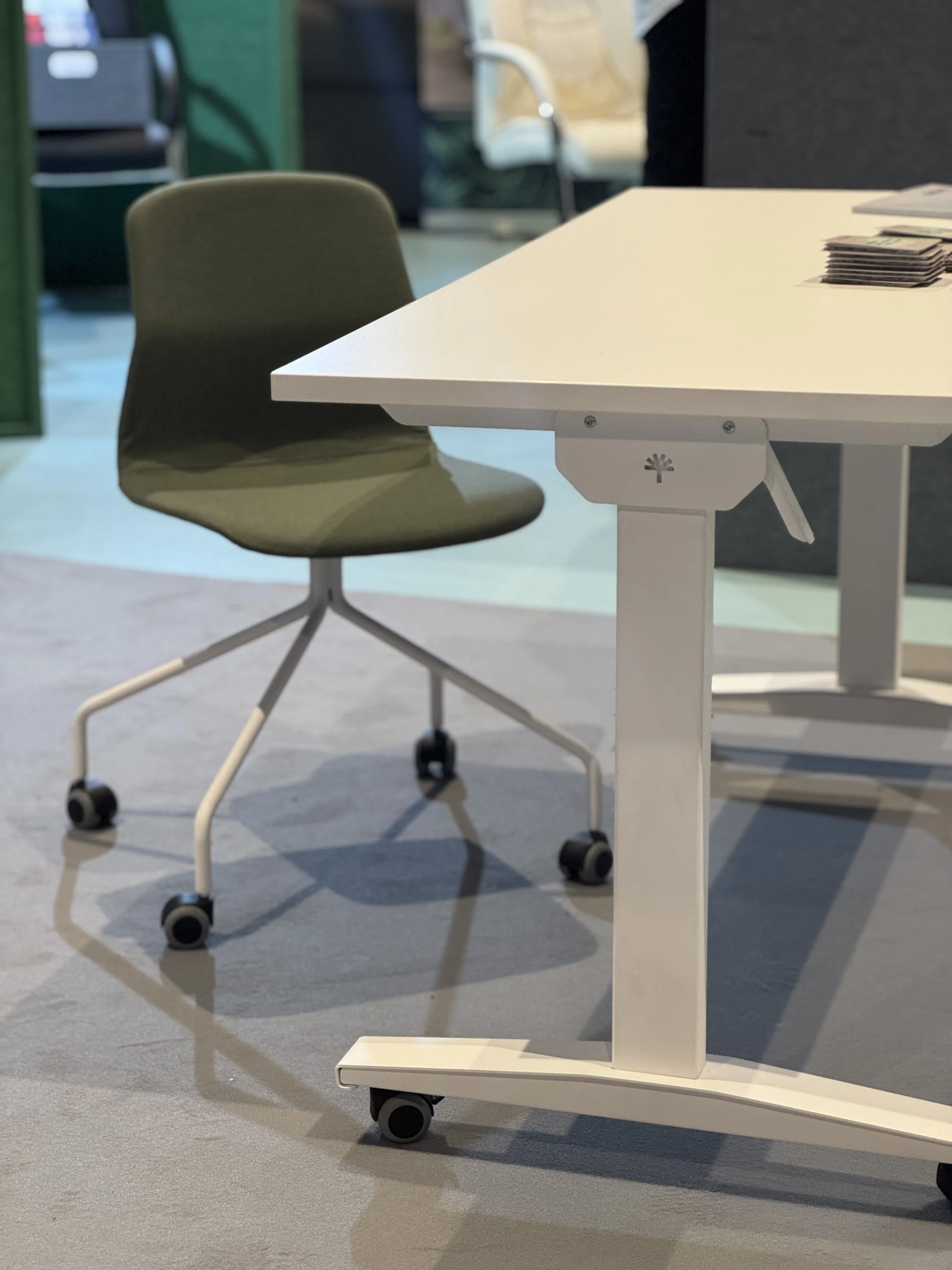 <div>
<div>Столы со складными столешницами на колесиках - наша новинка в этом году. Столы такой конструкции занимают очень мало места и легко перемещаются. Превратят любое помещение в полноценную аудиторию.<br /><br />Кстати, обязательно посмотрите наш проект <a href="https://dobro.io/proekty/hse-auditorii/" target="_blank" title="https://dobro.io/proekty/hse-auditorii/" rel="noopener">с НИУ ВШЭ</a> — столы Lvl up там стали частью учебного пространства.</div>
</div>
<div> </div>