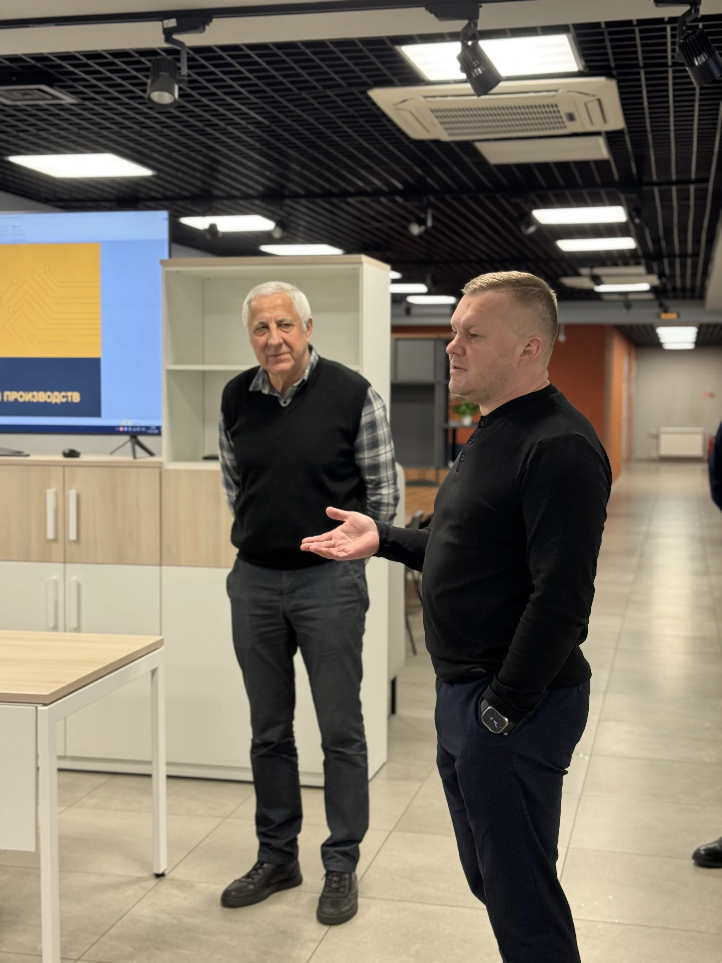 <div>Вот и начался новый "сезон" встреч с нашими партнерами.</div>
<div>Каждый раз это не просто формальность, а продуктивное общение, демонстрация работы реальных образцов продукции, обсуждение готовых решений для актуальных задач наших гостей.</div>
<div> </div>
<div> </div>
<div>За время, прошедшее с последнего семинара с командой Диполь, мы подготовили целый ряд новинок, которые и продемонстрировали в деле. Среди них высокоманевренная автономная мобильная платформа DMP и первый российский робот-штабелер. Также особенный интерес вызвали автономные роботизированные ячейки.</div>