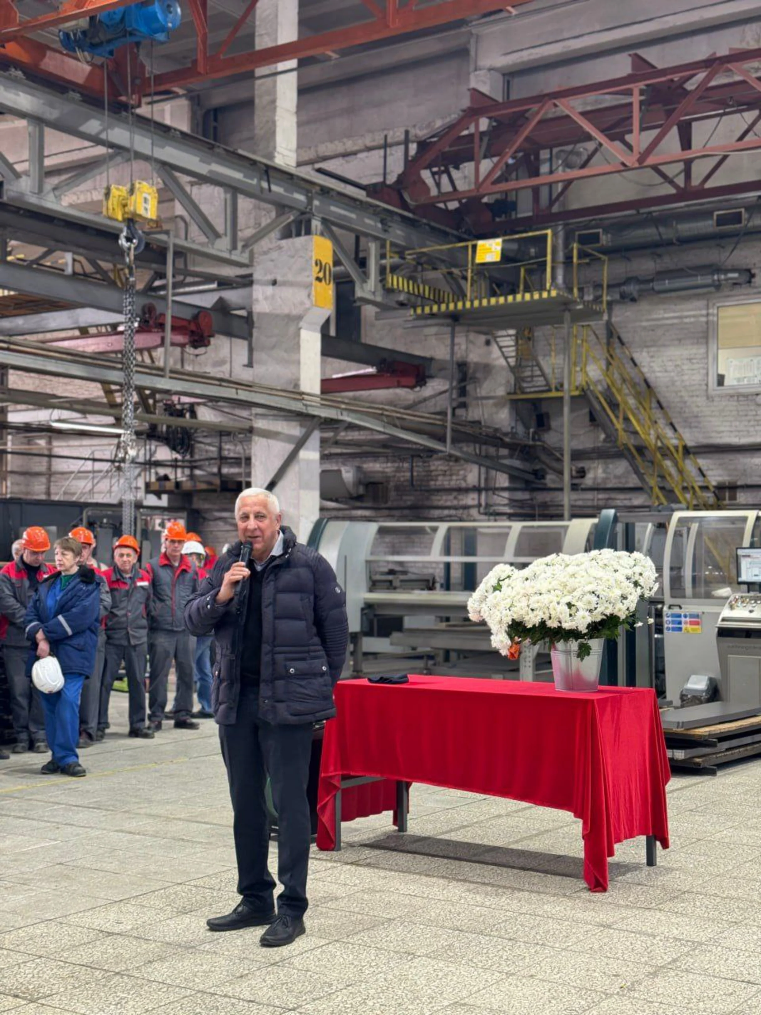 <div>Кстати, у нас есть традиция. Каждый год, перед 8 марта, мужчины приезжают пораньше — и встречают прекрасных женщин ДиКома (и dobro) у входа в 8 утра с цветами и шампанским.</div>
<div> </div>
<div>Милые дамы, вы прекрасны! Мужчины ДиКома — вы настоящие джентльмены! <br />С  праздником!</div>